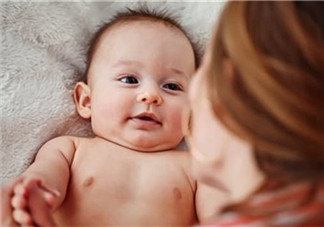 母乳喂養(yǎng)胸部一大一小怎么辦？母乳喂養(yǎng)會導(dǎo)致胸不對稱嗎？