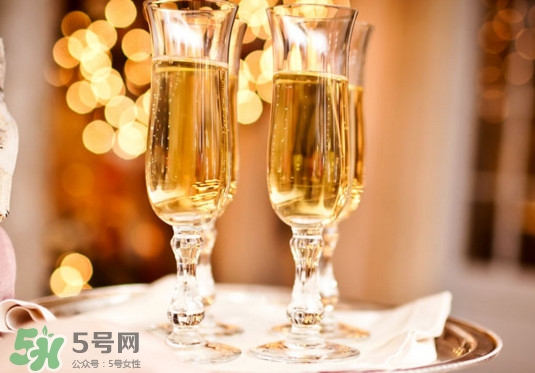 香檳是什么做成的？香檳有甜味的嗎