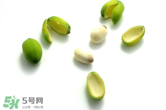 蓮蓬子中間的芯能吃嗎？蓮蓬子的功效與作用