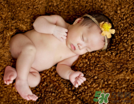 新生兒吃母乳一次吃多久？新生兒吃母乳一次十分鐘正常嗎？
