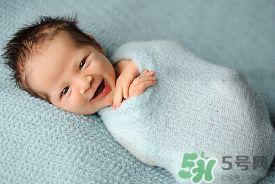 新生兒吃母乳一次吃多久？新生兒吃母乳一次十分鐘正常嗎？