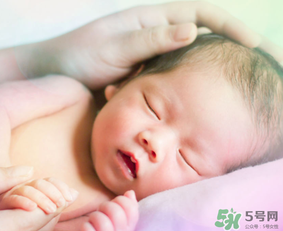 新生兒吃母乳一次吃多久？新生兒吃母乳一次十分鐘正常嗎？