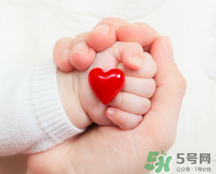 新生兒吃母乳需要喝水嗎？新生兒需不需要要喝水？