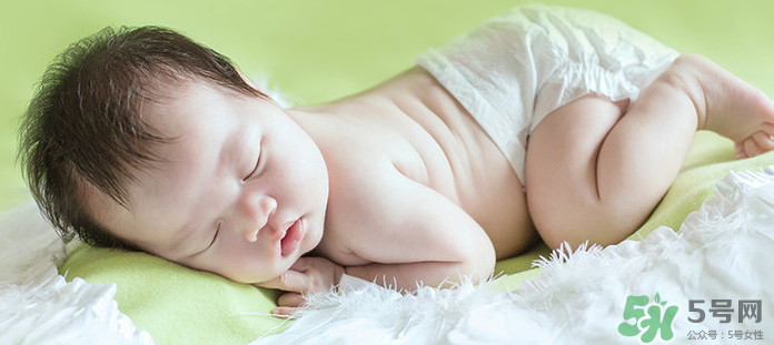 新生兒吃母乳需要喝水嗎？新生兒需不需要要喝水？