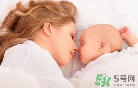 新生兒吃母乳需要喝水嗎？新生兒需不需要要喝水？