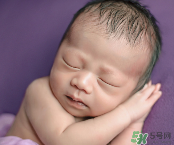 新生兒吃母乳拉稀是怎么回事？新生兒吃母乳拉稀怎么辦？
