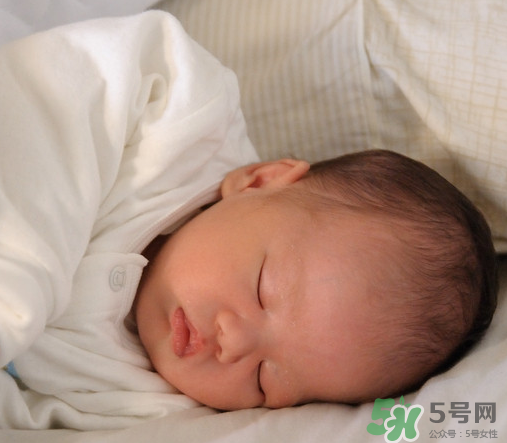 新生兒吃母乳拉稀是怎么回事？新生兒吃母乳拉稀怎么辦？