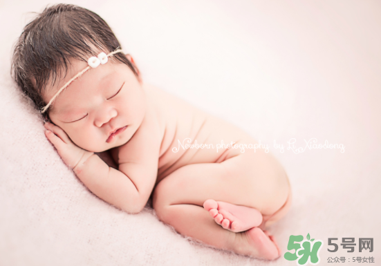 新生兒吃母乳一天拉幾次正常？新生兒吃母乳的排便規(guī)律