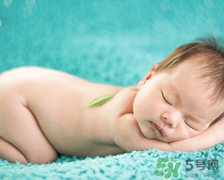 新生兒吃母乳拉奶瓣是怎么回事？新生兒吃母乳會(huì)拉奶瓣嗎？