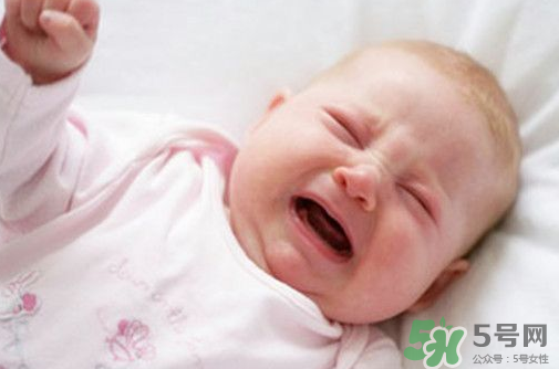 新生兒吃母乳拉奶瓣是怎么回事？新生兒吃母乳會(huì)拉奶瓣嗎？