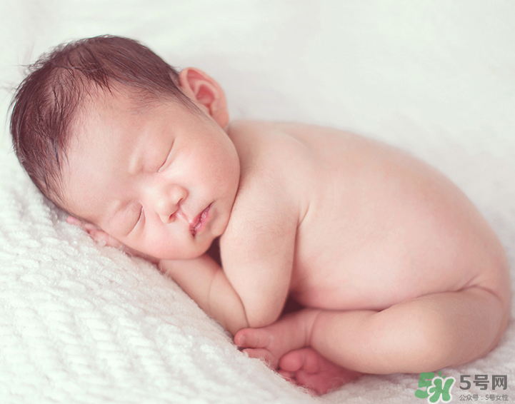 新生兒吃母乳拉奶瓣是怎么回事？新生兒吃母乳會(huì)拉奶瓣嗎？