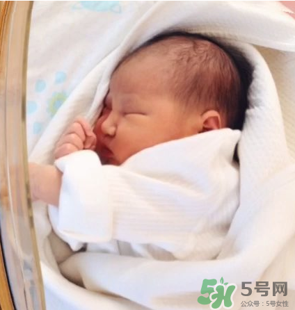 新生兒吃母乳會撐到嗎？新生兒吃母乳會吃撐嗎？
