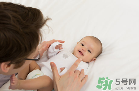 新生兒吃母乳放屁拉稀正常嗎？新生兒吃母乳拉黃水正常嗎？
