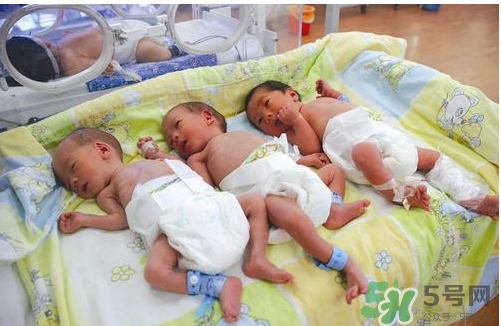 新生兒吃母乳放屁拉稀正常嗎？新生兒吃母乳拉黃水正常嗎？