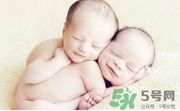 新生兒吃母乳放屁拉稀正常嗎？新生兒吃母乳拉黃水正常嗎？