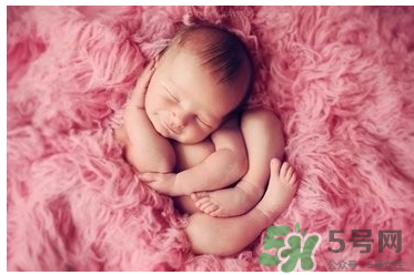 新生兒一月長(zhǎng)幾斤正常？新生兒一月長(zhǎng)多少厘米？