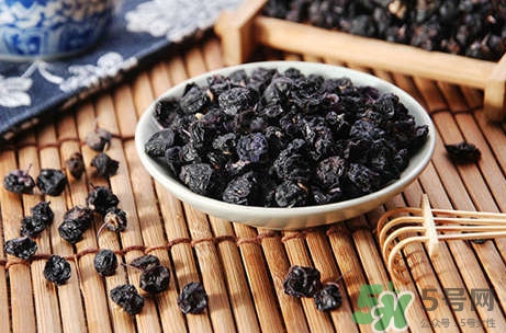 黑枸杞能和蜂蜜一起喝嗎？蜂蜜可以和黑枸杞一起喝嗎