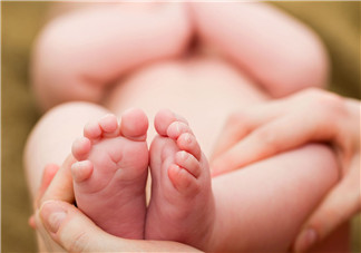 新生兒吃母乳拉奶瓣是怎么回事？新生兒吃母乳會拉奶瓣嗎？