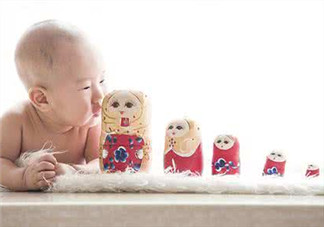 新生兒吃母乳放屁拉稀正常嗎？新生兒吃母乳拉黃水正常嗎？