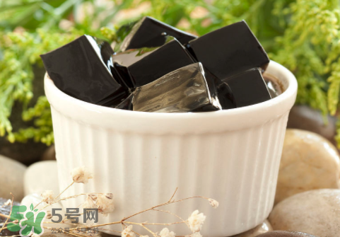龜苓膏是烏龜做的嗎？龜苓膏是什么做的？