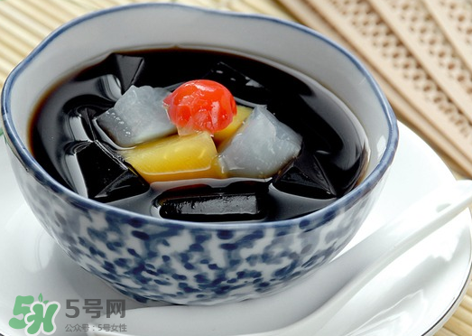 龜苓膏是烏龜做的嗎？龜苓膏是什么做的？