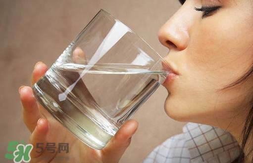 入伏喝什么水好？入伏喝熱水還是冷水？