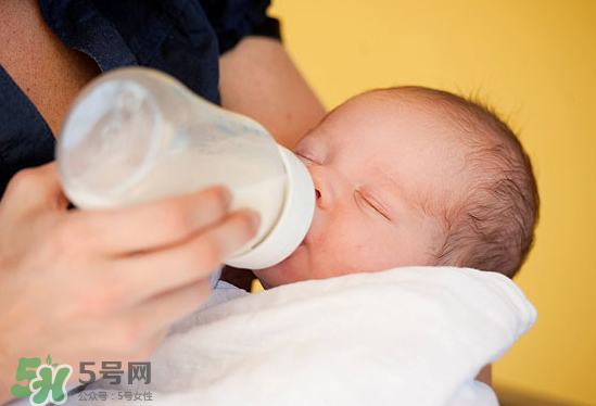嬰兒吐奶和嘔吐的區(qū)別？怎么判斷嬰兒是吐奶還是嘔吐？