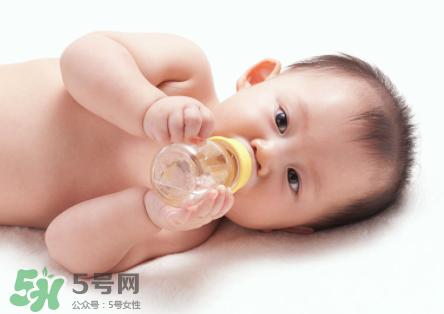 嬰兒吐奶和嘔吐的區(qū)別？怎么判斷嬰兒是吐奶還是嘔吐？