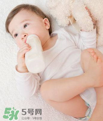 嬰兒吐奶和嘔吐的區(qū)別？怎么判斷嬰兒是吐奶還是嘔吐？