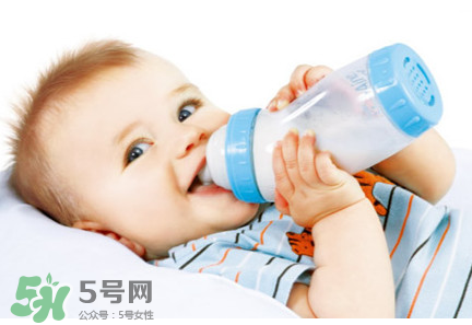 嬰兒吐奶和奶粉有關(guān)系嗎？嬰兒吐奶需要換奶粉嗎？