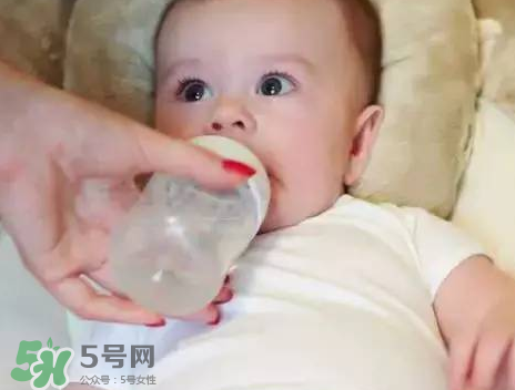 嬰兒吐奶有黃水怎么辦？嬰兒吐奶會吐黃水嗎？