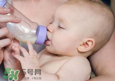嬰兒吐奶有黃水怎么辦？嬰兒吐奶會吐黃水嗎？