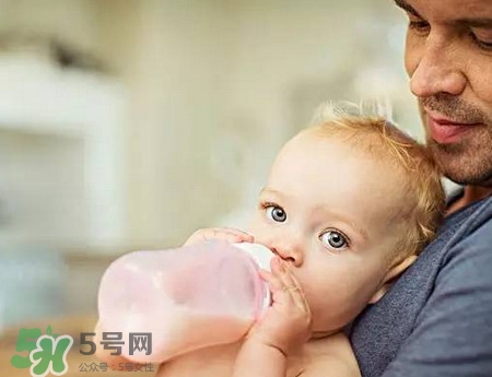 嬰兒吐奶和溢奶的區(qū)別 嬰兒溢奶和吐奶有何不同？