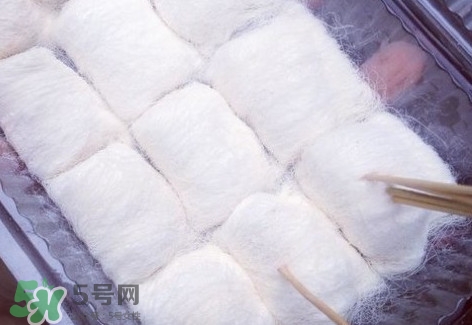 龍須糖是什么做的？龍須糖上面一層粉是什么粉