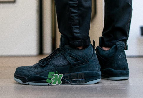 kaws與air jordan 4聯(lián)名黑色版本多少錢？aj4純黑限定發(fā)售價(jià)格
