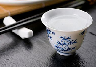 三伏天可以喝白酒嗎？三伏天喝白酒好還是啤酒？