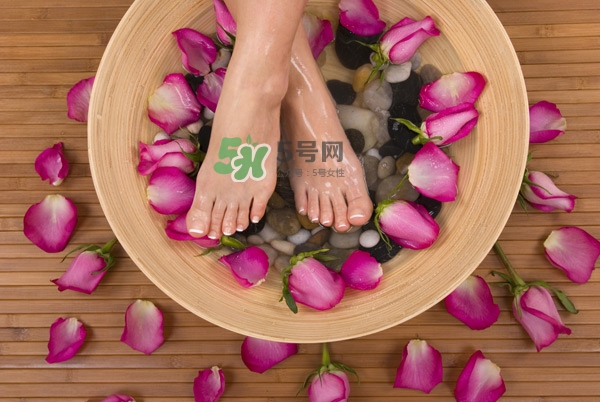 三伏天泡腳可以驅(qū)寒嗎？用什么泡腳可以驅(qū)寒？