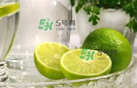 青檸檬泡完水皮怎么變顏色了？青檸檬怎么腌制好