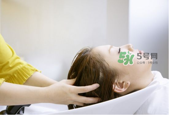 三伏天坐月子能洗頭嗎？三伏天坐月子多久可以洗頭？