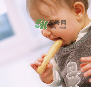 寶寶沒長牙能吃磨牙棒嗎？寶寶沒長牙可以吃磨牙餅干嗎？