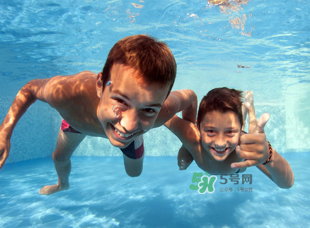 游泳為什么要穿泳衣？為什么游泳要穿泳衣？