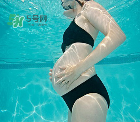 孕婦能游泳嗎？孕婦能不能去游泳池？