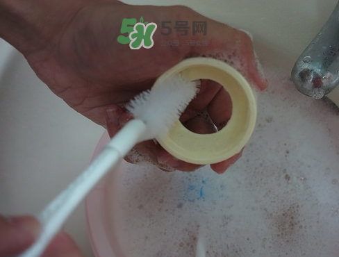 奶瓶刷尼龍的好還是海綿的好？洗奶瓶的正確方法