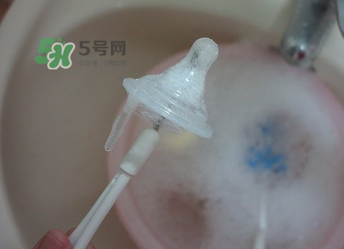 奶瓶刷尼龍的好還是海綿的好？洗奶瓶的正確方法