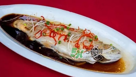 金鱒魚清蒸為什么變黑？食用金鱒魚有什么好處
