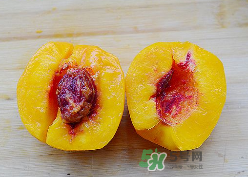 來月經(jīng)可以吃黃桃嗎？大姨媽來了可以吃黃桃嗎？