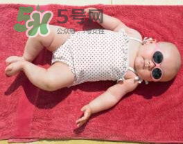 寶寶曬太陽對眼睛好嗎？寶寶曬太陽對眼睛的有影響嗎？