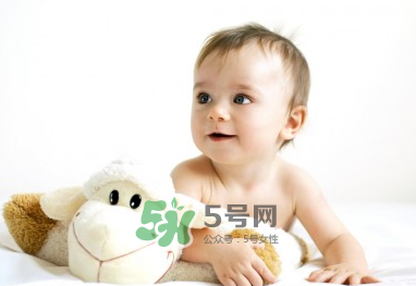 夏天寶寶頭上長(zhǎng)紅疙瘩怎么回事？夏天寶寶頭上長(zhǎng)東西怎么辦？