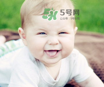 夏天寶寶頭上長(zhǎng)紅疙瘩怎么回事？夏天寶寶頭上長(zhǎng)東西怎么辦？