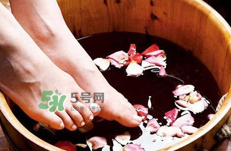 醋泡腳要加水嗎？醋泡腳用熱水還是冷水？